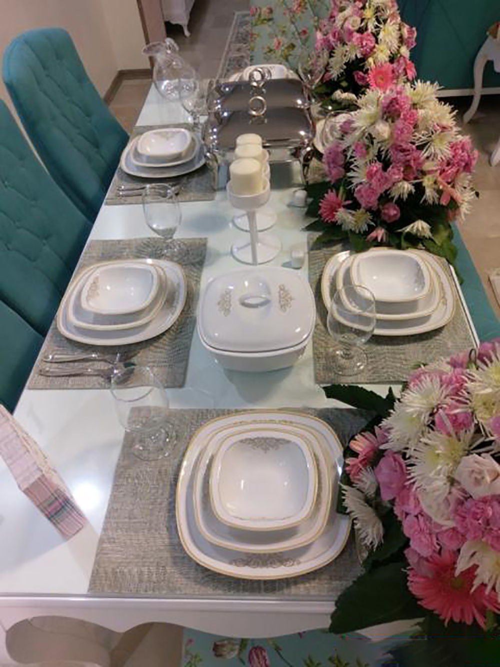 تزیین میز ناهار خوری عروس با گل و شمع